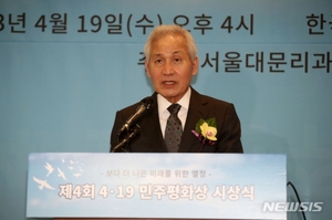 &apos;혈액암 투병&apos; 안성기, 4.19 민주 평화상 수상…"거의 건강 회복했다"