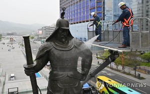 광화문광장 세종대왕·이순신장군 동상, 봄맞이 목욕한다