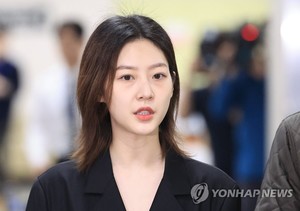 배우 김새론, 2년 만에 연기 복귀…연극 &apos;동치미&apos; 출연