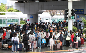 &apos;297㎜ 폭우&apos; 쏟아진 제주공항 결항 속출, 땅에선 침수 피해(날씨)