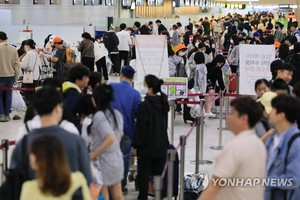 제주공항 운항 재개됐지만 발묶인 여행객 모두 수송하기엔 &apos;역부족&apos;