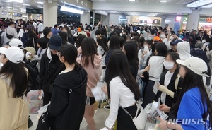 &apos;사흘간 980㎜&apos; 폭우 쏟아진 제주, 항공기 결항 이어 여객선도 결항