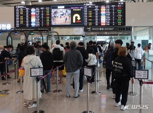 제주공항 운항 정상화…체류객 2만여명 수송에 &apos;총력&apos;