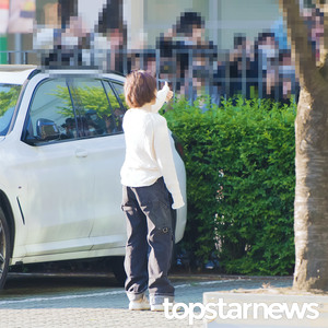 레드벨벳 웬디, ‘당신은 따봉 강아지의 축복을 받았습니다’ (웬디의 영스트리트 출근길) [HD포토]