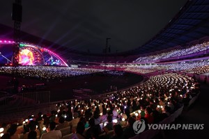 조용필 "내 나이 오십다섯, 아직 괜찮아"…잠실벌서 55년 집대성