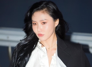 마마무 화사, ‘댄스가수 유랑단’ 대학 축제 무대 중 외설 퍼포먼스로 논란…네티즌 갑론을박