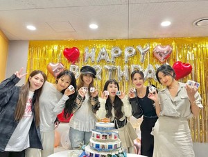 김완선, &apos;댄스가수 유랑단&apos; 멤버들과 55세 생일파티…"고맙습니다"