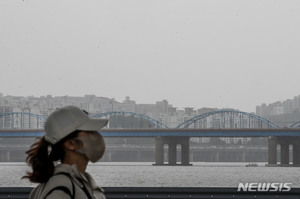 월요일 전국 황사 영향권, 미세먼지 &apos;나쁨&apos;…곳곳엔 소나기[내일 날씨]