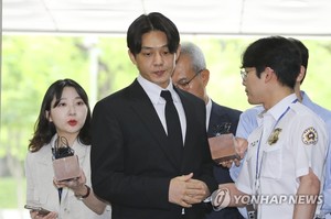 유아인 "공범 도피 시도 안해"…구속심사 출석