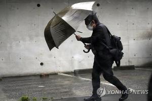 제2호 태풍 &apos;마와르&apos; 영향으로 일본에 200㎜ 넘는 폭우에 신칸센 운행 중단…진행 경로는 도쿄 방향