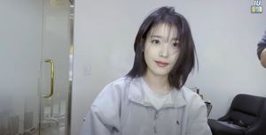 "머리 자르는 모습 최초 공개"…가수 아이유, 단발로 변신