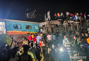 인도 열차 3대 충돌 사고로 사망자 288명, 1000명 이상 부상