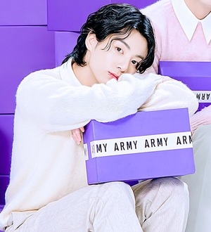 [BTS News] 방탄소년단 정국, 데뷔 10년 믿기지 않는 동화 찢고 나온 &apos;러블리 어린 왕자&apos; 자태→광채나는 청순·청초美 절정X신비 아우라 발