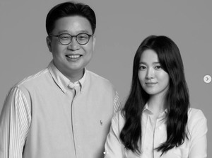 서경덕 교수-송혜교, 美 라크마 한국어 안내서 기증…"유럽까지 확대 계획"