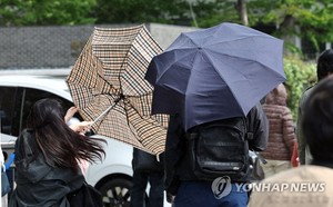 주말 &apos;단시간에 퍼붓는 요란한 비&apos;…토요일 오후부터 비, 일요일 곳곳 소나기(주말 날씨)