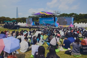 국경·세대 뛰어넘은 K팝 축제의 장…&apos;위버스콘 페스티벌&apos;