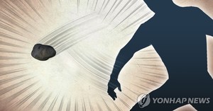 "개가 짖네" 돌 던지고 쇠파이프로 위협하며 이웃 부부 5개월간 괴롭힌 60대 징역 3년에 집유 5년