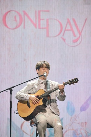 이찬원, 전국투어 콘서트 &apos;ONE DAY&apos; 5천 명의 관객과 부산 성료… &apos;심장을 훔쳐 간 찬또&apos; 무대를 뒤집어 놨다