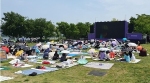 보랏빛으로 물든 여의도…"땡큐 BTS, 2025년 만날 날 기다려요"