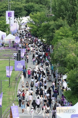 여의도 물들인 보랏빛 축제…"30도 무더위쯤이야, 땡큐 BTS!"(종합)