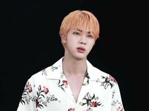 [BTS News] &apos;Visual King&apos; 방탄소년단 진, &apos;물에 젖어도&apos; 굴욕없는 독보적 비주얼…&apos;6월 캘린더로 하고 싶은 K팝 남자 아이돌&apos; 1위