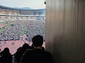 브루노 마스 공연 &apos;벽뷰&apos; 논란에 현대카드, 피해 관람객에 환불