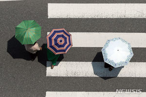 금요일, 낮 최고 33도 무더위…강원·경북 일부 소나기(오늘 날씨)