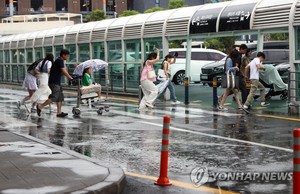 &apos;취약시간&apos; 밤사이 장대비 예상…돌풍·천둥·번개 동반(날씨)