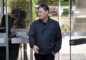 &apos;폭로 무마 대가&apos; 의혹 유튜버 김용호 경찰 소환