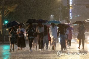 밤사이 최대 시간당 70㎜ &apos;집중호우&apos;…해안 저지대 침수 유의(날씨)