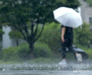 수요일 새벽까지 강하고 많은 비…오전 중 비 그치고 낮엔 한여름 더위(오늘 날씨)