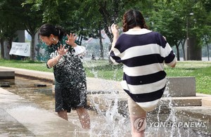 금요일 &apos;작은 더위&apos; 소서에 무더위…남부지방·제주 곳곳 비(내일 날씨)