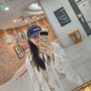 박보영, 얼굴이 스마트폰보다 작네?…근황 공개