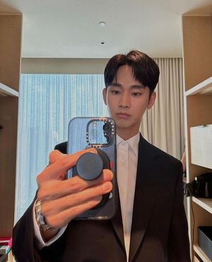 김수현, 변함 없는 비주얼…청량함 가득한 소년美