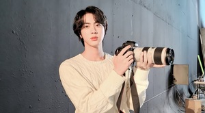 [BTS News] &apos;팬사랑꾼의 귀여운 선물&apos; 방탄소년단 진 &apos;슈퍼 참치&apos; 스포티파이 4500만 돌파