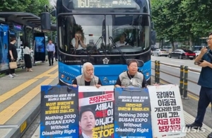 전장연, 이번엔 버스 길막→시민 설전…곳곳 기습시위