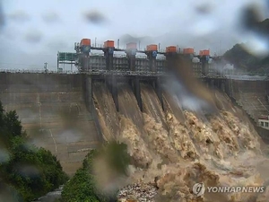 충북 괴산댐 월류해 괴산·충주 주민 7천여명 긴급 대피…청주 무심천도 범람 위기