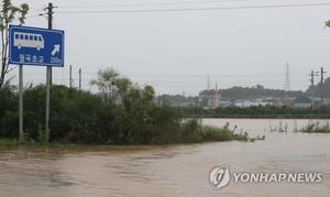 홍수 경보 기준 넘긴 청주 미호강 범람…옥산·북이·오송 120가구 대피