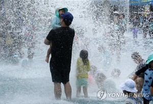 금요일 전국 무더위 속 곳곳 소나기…체감온도 35도 내외(오늘 날씨)