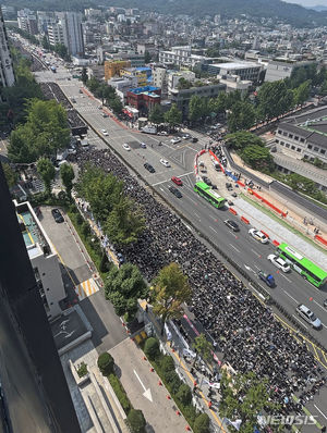 전국 교사들 폭염 속 서이초 교사 추모하며 3만여 운집…"안전한 학교 만들어 달라"