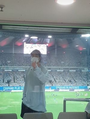 이동욱, 축구장서 포착…"하늘색 티 입고 AT마드리드 응원"