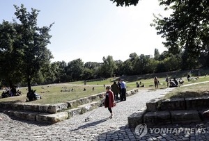 독일 베를린 공원서 남친앞 20대여성 집단성폭행한 용의자 2명 체포