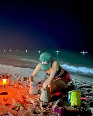 화사, 해변서 모래놀이…탱크톱 사이로 드러난 아찔한 볼륨
