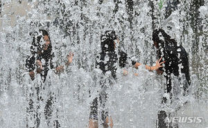 목요일 전국에 폭염특보, 체감온도 35도↑…전북·경북 등에 매우 강한 비(내일 날씨)