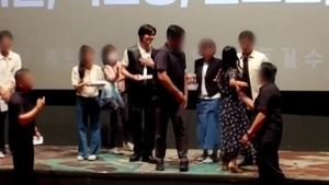 배우 박서준, 무대 인사 도중 &apos;성추행&apos; 피해…여성팬 돌연 무대 난입 