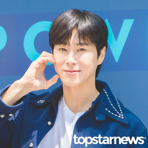 동방신기(TVXQ) 유노윤호, ‘열정 볼하트’ (두시탈출 컬투쇼 출근길) [HD포토]