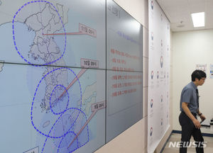 6호 태풍 &apos;카눈&apos; 한반도 종단 관통…위기경보 최고 &apos;심각&apos; 격상(날씨)