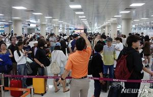 6호 태풍 &apos;카눈&apos; 접근에 제주공항 오후 6시 30분 이후 &apos;전편 결항&apos;…여객선은 모두 중단