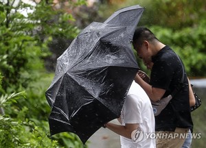 금요일 수도권·강원, 아침까지 태풍 카눈 영향…남부지방 무더위(오늘 날씨)