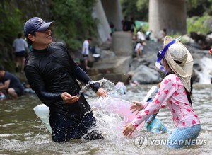 수요일 체감온도 33도 넘는 무더위 계속…오후 곳곳 소나기(오늘 날씨)